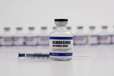 Remdesivir antiviral ilaç aşısı ilaç şişesi Covid-19 Corona Virüsü 2019 ncov enjeksiyonu. Covid 19 Corona Virüsü hastalığını tedavi etmek için aşı, aşı, aşı, tedavi