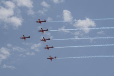 Askeri uçak uçuyor.