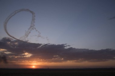 gün batımında hava gösterisi