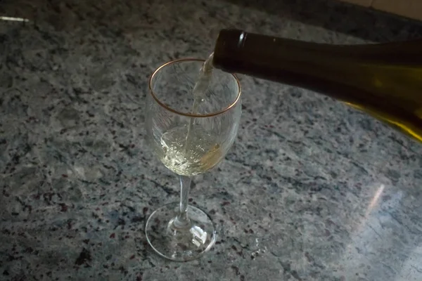 Подавать бокал белого вина — стоковое фото