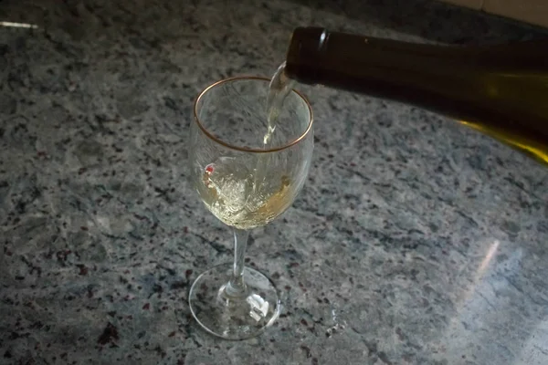 Servindo um copo de vinho branco — Fotografia de Stock