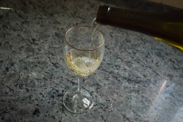 Servindo um copo de vinho branco — Fotografia de Stock