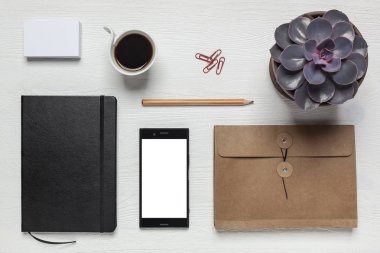 Office öğeleri ile beyaz Masası