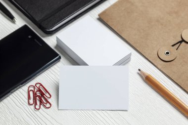 Beyaz bir resepsiyon ve office öğeleri boş kartvizit