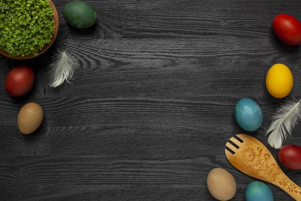 Pasen Achtergrond Eieren Decoraties Een Houten Zwarte Achtergrond — Stockfoto