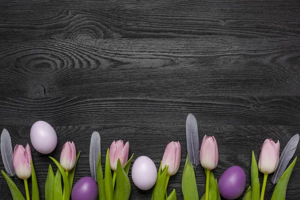 Pasen Achtergrond Eieren Decoraties Een Houten Zwarte Achtergrond — Stockfoto