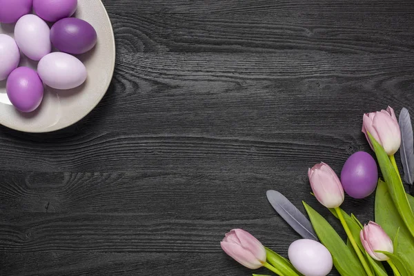 Pasen Achtergrond Eieren Decoraties Een Houten Zwarte Achtergrond — Stockfoto