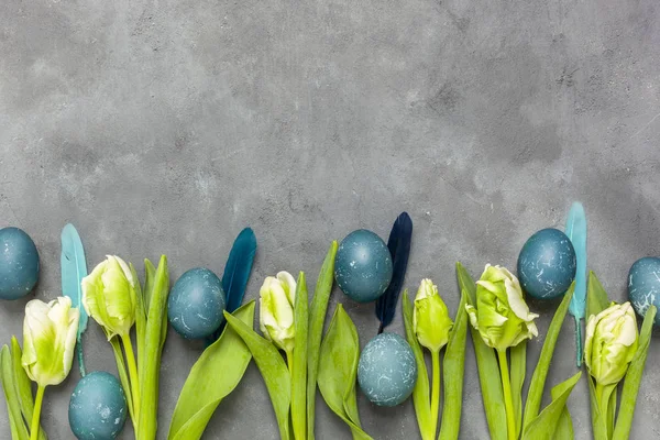 Pasen Tulpen Blauwe Eieren Gekleurd Met Rode Kool Een Concrete — Stockfoto