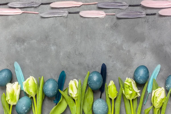 Pasen Tulpen Blauwe Eieren Gekleurd Met Rode Kool Een Concrete — Stockfoto
