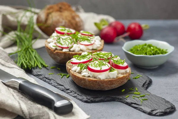 Sandviç süzme peynir, turp ve Frenk soğanı