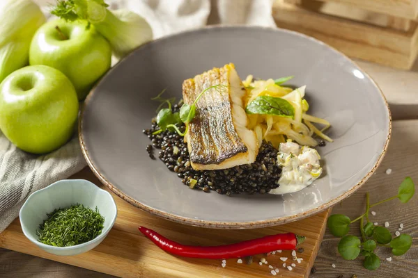 Limon yağı ile biber ve kereviz, siyah mercimek kerevit sos Marine hake