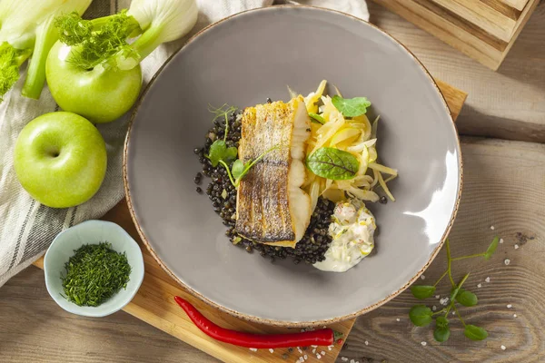 Limon yağı ile biber ve kereviz, siyah mercimek kerevit sos Marine hake