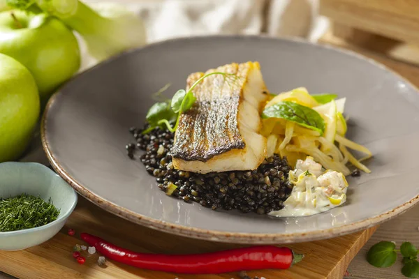 Limon yağı ile biber ve kereviz, siyah mercimek kerevit sos Marine hake