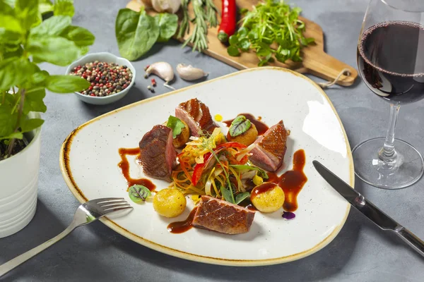Sous vide ördek göğsü füme, mango sos, Silesian erişte, turuncu demi glace gevrek sebze salatası