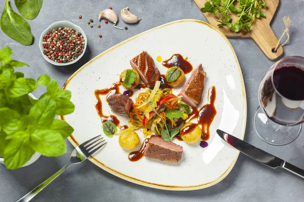 Sous vide ördek göğsü füme, mango sos, Silesian erişte, turuncu demi glace gevrek sebze salatası