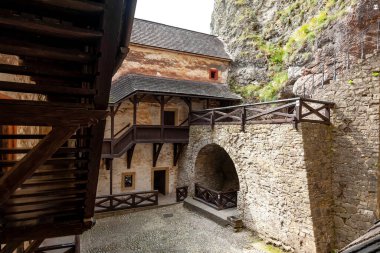 Ortaçağ Orava Şatosu bir kaya üzerine inşa edildi - Slovakya