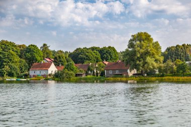 Lupstych - Olsztyn 'de Ukiel Gölü' nde bir köy - Warmia ve Mazury, Polonya