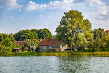 Lupstych - Olsztyn 'de Ukiel Gölü' nde bir köy - Warmia ve Mazury, Polonya