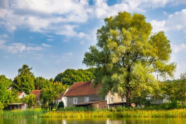 Lupstych - Olsztyn 'de Ukiel Gölü' nde bir köy - Warmia ve Mazury, Polonya