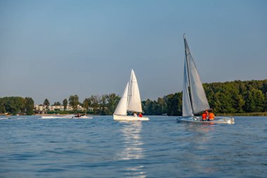 Olsztyn 'deki Ukiel Gölü' nde yelkenli teknesi - Ilık ve Mazury, Polonya