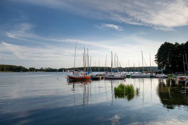 Olsztyn 'deki Ukiel Gölü üzerinde bir kil köprüsü - Polonya, Warmia ve Mazury.