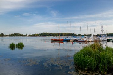 Olsztyn 'deki Ukiel Gölü üzerinde bir kil köprüsü - Polonya, Warmia ve Mazury.