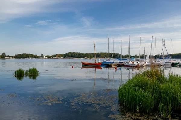 Olsztyn 'deki Ukiel Gölü üzerinde bir kil köprüsü - Polonya, Warmia ve Mazury.