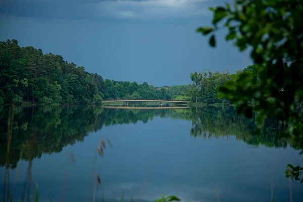 Olsztyn Puente Sobre Lago Dlugi Agua Azul Cielo Nublado —  Fotos de Stock