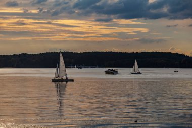 Olsztyn 'de gün batımında Ukiel Gölü - Warmia ve Masuria, Polonya, Avrupa