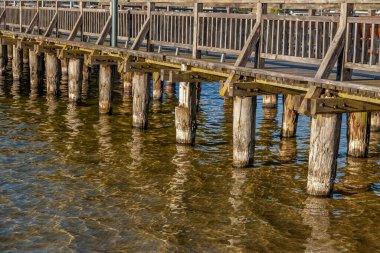 Olsztyn 'deki Ukiel Gölü' nde bir iskele - Ilık ve Mazury, Polonya, Avrupa