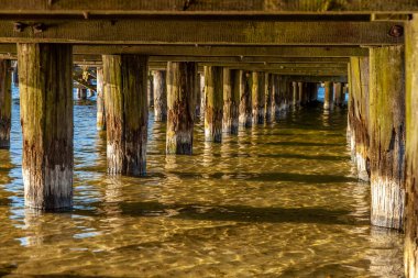 Olsztyn 'deki Ukiel Gölü' nde bir iskele - Ilık ve Mazury, Polonya, Avrupa