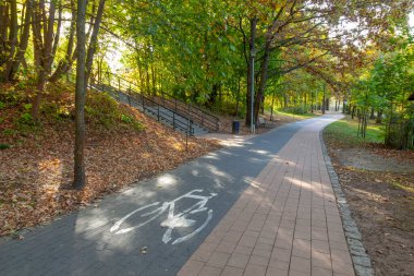 Olsztyn 'deki Uzun Göl' de bisiklet yolu - Ilık ve Mazury, Polonya, Avrupa