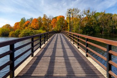 Olsztyn 'deki uzun göl köprüsü - Warmia ve Mazury, Polonya, Avrupa