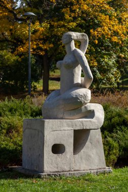 Park heykeli yna, yazar: Ryszard Wachowski, yaratılış tarihi: 1957, konum: Olsztyn 'deki yna Nehri üzerindeki Podzamcze Parkı (eski kale hendeği).