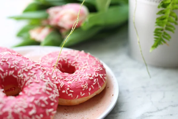 Donuts Con Cobertura Rosa Sobre Fondo Rosa — Foto de Stock