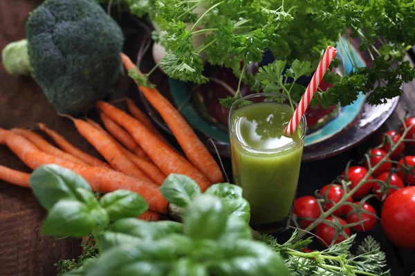 Batido de verduras verdes. Verduras ecológicas directamente del jardín y un vaso de bebida . — Foto de Stock