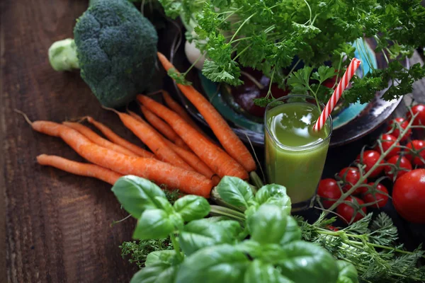 Batido de verduras verdes. Verduras ecológicas directamente del jardín y un vaso de bebida . — Foto de Stock