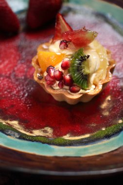 Şekerli tatlı. Bir pasta krema ve meyve.