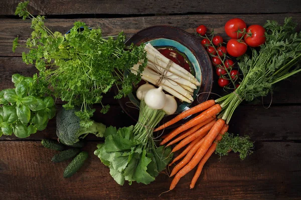 Hortalizas, composición de verduras crudas sobre fondo de madera . — Foto de Stock