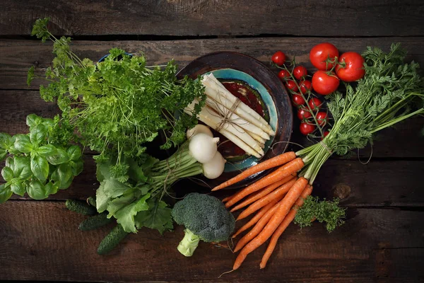 Verduras directamente del jardín, zanahorias, rábano, brócoli, espárragos, tomates . — Foto de Stock
