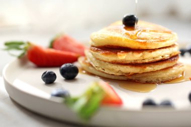Tatlı kahvaltı. Çilek, yaban mersini ve akçaağaç şurubu ile krep. Tatlı Kahvaltı.