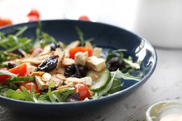 Yeşil salata soya peyniri, domates, roka, salatalık ile. — Stok fotoğraf