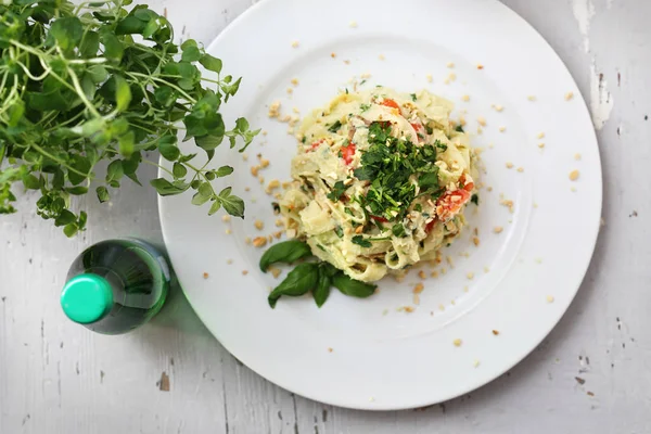 Pappardelle pasta met bloemkool en spinazie. Schotel op een witte plaat — Stockfoto