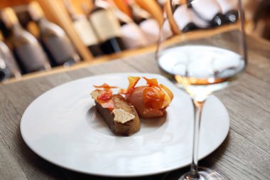 Karamelize kabuk bir çip ile bir domates puding.