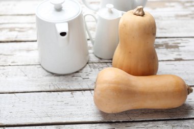 Ahşap tezgah üzerinde kabak, taze sebzeler