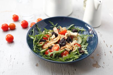 Vejetaryen tofu, cherry domates, roka, salatalık salatası.