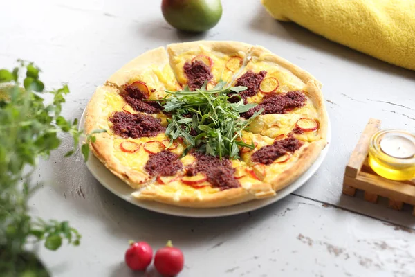 Sebze ve domates sosu İtalyan pizza.