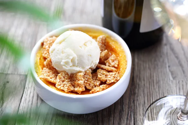 Dessert de crème brulée à la crème glacée et sésame au caramel . — Photo