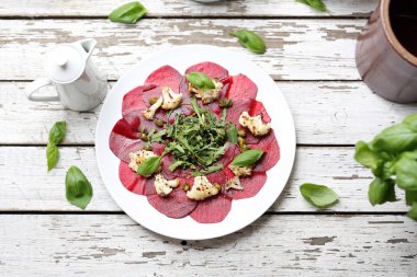 Karnabahar ve yeşil salata ile Kavrulmuş Pancar Carpaccio.