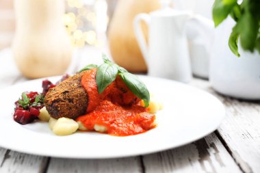 Kabak pirzola domates sosu ile Gnocchi üzerinde köfte, kavrulmuş pancar salatası ile servis.